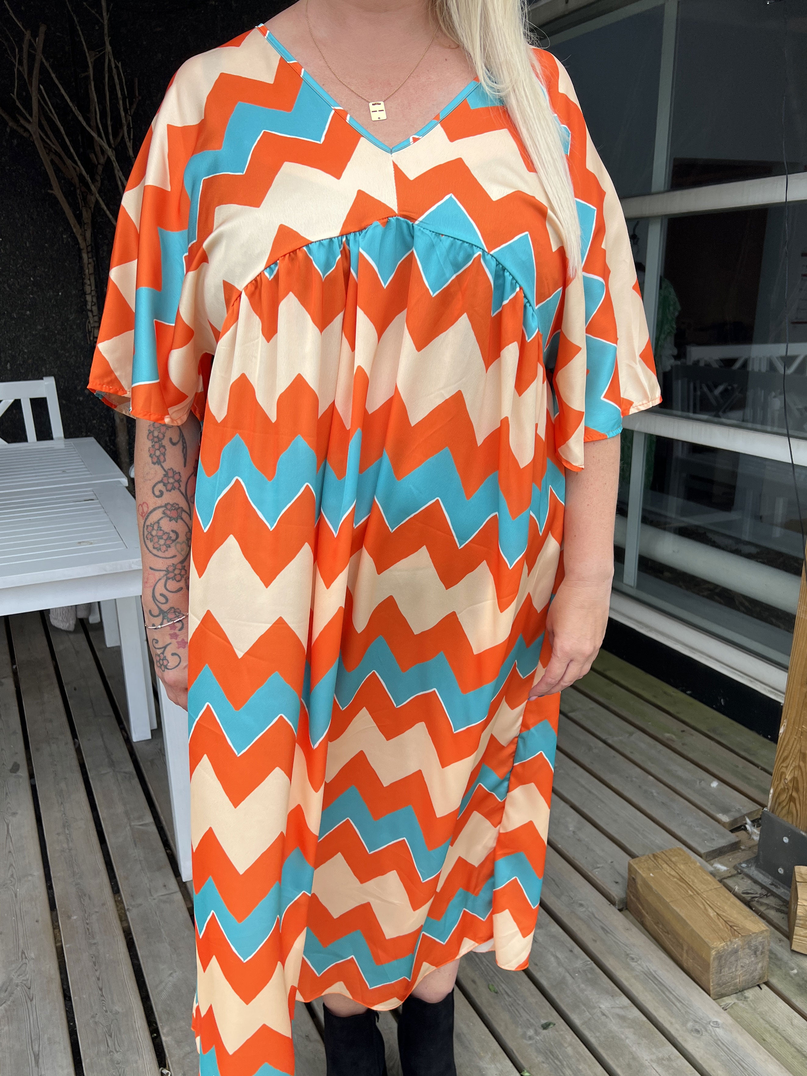 Johanna - Sød plus size kjole med zigzag mønster